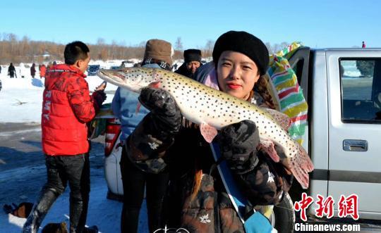 冰雪休闲渔业活动成中国北疆冰雪旅游新名片