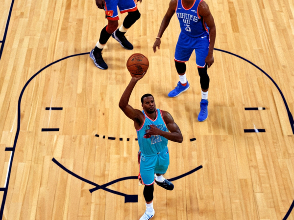 NBA常规赛中球员突破上篮的比赛画面