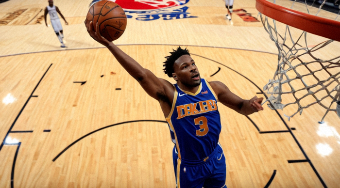 NBA 常规赛现场，球员突破上篮瞬间